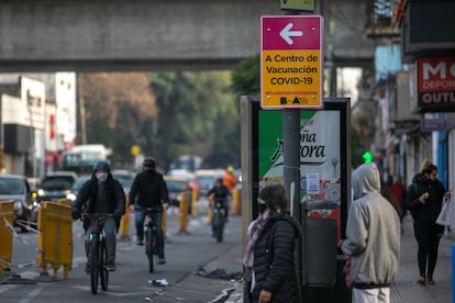 Fotografía de un cartel indicativo de un centro de vacunación de un barrio porteño, el 22 de julio en Buenos Aires (Argentina).