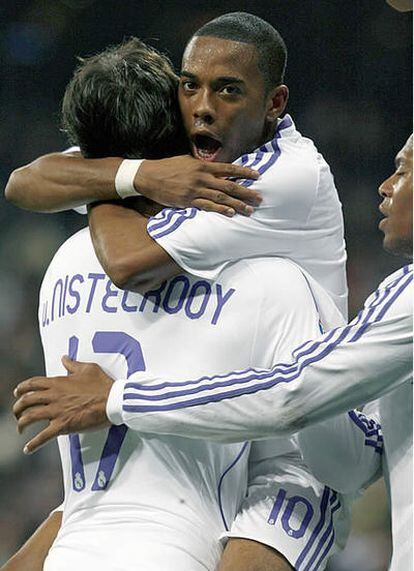 Robinho y Van Nistelrooy se abrazan tras el gol del brasileño