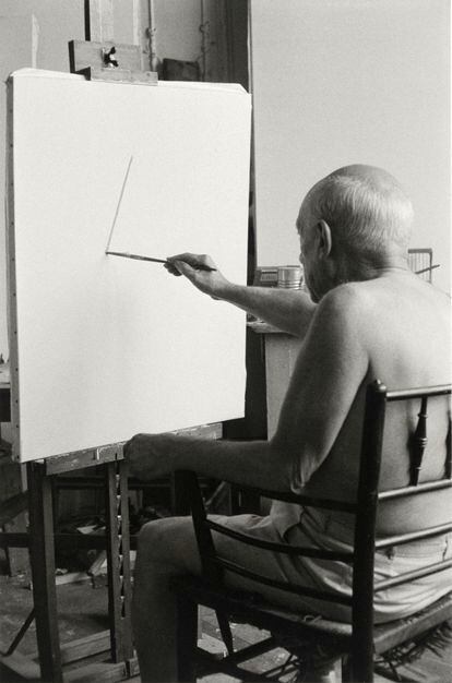 Picasso, retratado por el estadounidense David Douglas Duncan (1916-2018) en 1957 en Cannes.