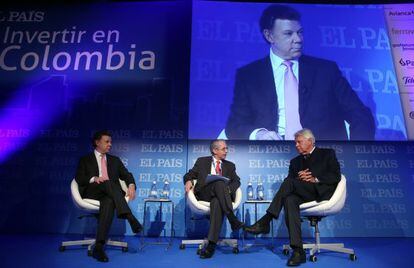 Juan Manuel Santos y Felipe González, en el diálogo moderado por el subdirector de EL PAÍS, José Manuel Calvo (centro).