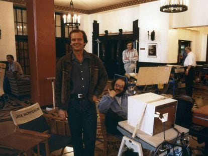 Una estampa del rodaje de 'El resplandor', protagonizada por Jack Nicholson (de pie) y dirigida por Stanley Kubrick (sentado).
