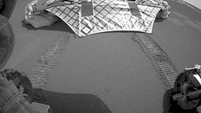 Primeras huellas del <i>Opportunity.</i> Al fondo, la plataforma vacía.