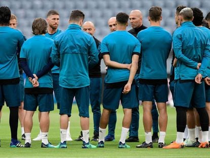 Sergio Ramos y el resto de la plantilla escuchan la charla de Zidane. 