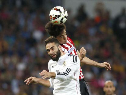 Carvajal lucha por el bal&oacute;n con Unai L&oacute;pez.