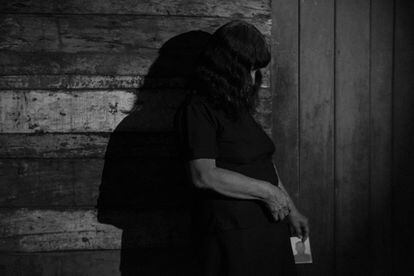 Anita Mori (63), una anciana shipibo-konibo, sentada junto a una fotografía de su esposo que murió con síntomas de covid-19 en su comunidad nativa, Bethel, a cuatro horas de la ciudad de Pucallpa. Anita llora la muerte de su familia, ya que perdió a su hermano, su hijo y su marido a causa del nuevo coronavirus.