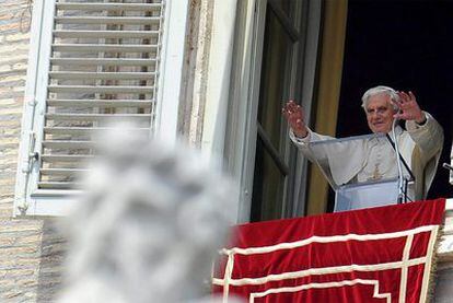 El papa, Joseph Ratzinger, el pasado domingo durante el rezo en el Vaticano.