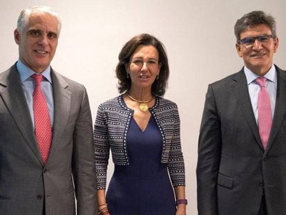 Ana Bot&iacute;n, presidenta de Santander, junto al nuevo consejero delegado, el italiano Andrea Orcel (izquierda), puesto que ocupar&aacute; a principios de 2019 y que hasta ahora desempe&ntilde;aba Jos&eacute; Antonio &Aacute;lvarez (derecha), que pasa a convertirse en el &uacute;nico vicepresidente ejecutivo de la entidad.