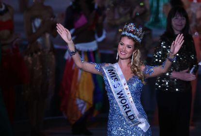 La flamante Miss Mundo española dedicó la victoria a sus abuelos, "que no han podido venir porque China está muy lejos", aunque quienes sí le acompañaron fueron sus padres, quienes no ocultaban su felicidad