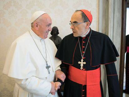 El Papa estrecha la mano del cardenal Barbarin el pasado lunes, cuando este le presentó su dimisión. 