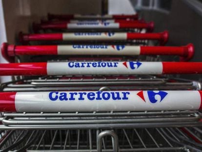 Carros de la compra en un supermercado de la cadena francesa Carrefour.