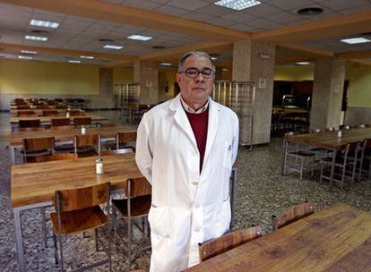 Andrés Gabaldón en el comedor del albergue.
