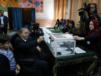 El presidente de Argelia, Abdelaziz Buteflika, vota en mayo de 2017, durante las sextas elecciones legislativas en Argel.