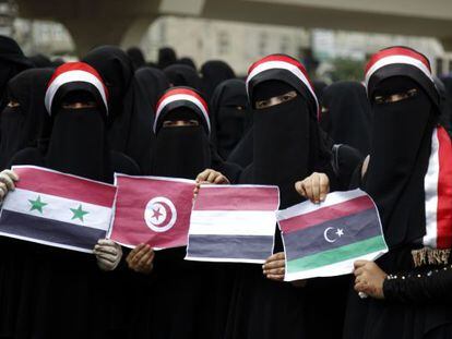 Mujeres yemeníes muestran banderas de los países de la primavera árabe en una manifestación en Saná.