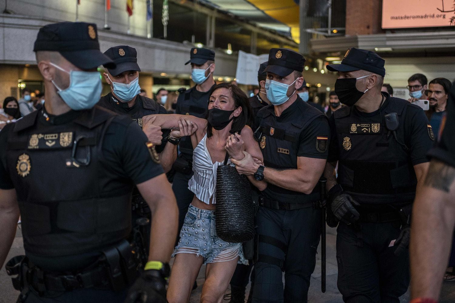 13 detenidos en el centro de Madrid supuestamente por desobedecer a la orden de usar la mascarilla LDTGTWMCARFY3BRGY2KFRDKAXM