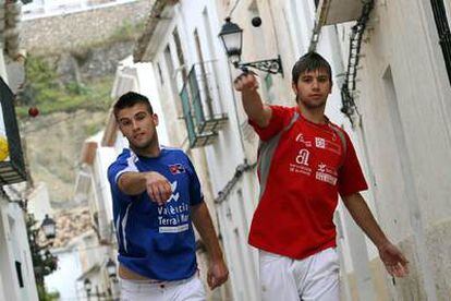 Jesús, a la izquierda, y Pablo Vidal,  <b>en una partida de </b><i>pilota</i> en una calle de Sella.