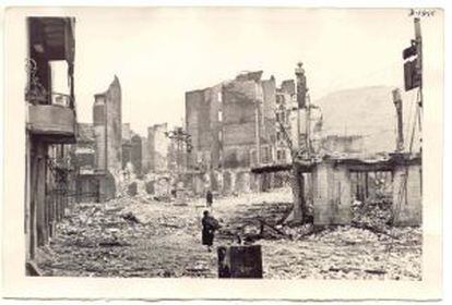 Una de las calles de Guernica después del bombardeo que tuvo lugar el 26 de abril de 1937.