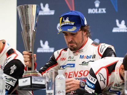 Fernando Alonso, con el trofeo de las 6 Horas de Spa.