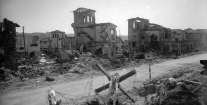 Viviendas de la Colonia de Manzanares tras la Guerra Civil. Los carteles delimitan los bandos.