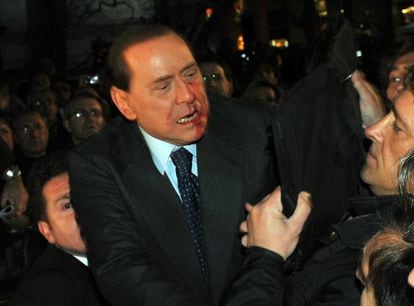 El 13 de diciembre de 2009, Berlusconi, de 73 años, es atacado por un hombre con problemas mentales con una estatuilla del Duomo de Milán, tras un mitin del Pueblo de la Libertad en la plaza de la catedral de Milán. Massimo Tartaglia, de 42 años, llevaba 10 años recibiendo tratamiento psiquiátrico. Rotura parcial del hueso nasal, laceración interna y externa de los labios, pérdida de sangre, dos dientes (uno roto y otro afectado). No era la primera vez, en diciembre de 2004, Roberto dal Bosco, un albañil, le golpeó con un trípode de una cámara. Berlusconi, entonces primer ministro, no quiso presentar cargos.