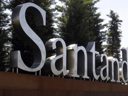 Imagen del rótulo a las puertas de la Ciudad Financiera del Banco Santander, en Boadilla del Monte