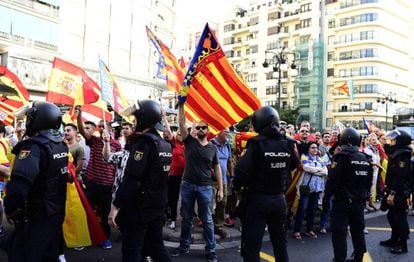 Un grupo de manifestantes que se concentraron sin autorización el pasado 9 d'Octubre en la plaza de San Agustín, en Valencia. 