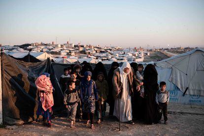 Mujeres y niños, familiares de yihadistas del ISIS, cautivos en el campo de Al Hol, al noreste de Siria, en marzo de 2021.