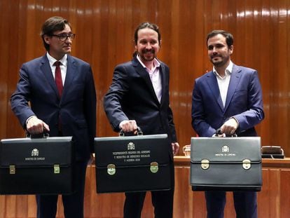 Toma de posesión del ministro de Sanidad, Salvador Illa; el vicepresidente de Derechos Sociales y Agenda 2030, Pablo Iglesias, y el ministro de Consumo, Alberto Garzón, en enero de 2020.