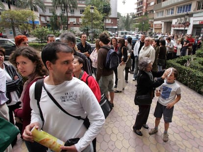 El voto en los consulados es habitual en muchos pa&iacute;ses. En la imagen, ciudadanos franceses hacen cola ante el de su pa&iacute;s en Valencia para votar en las presidenciales de 2007. 