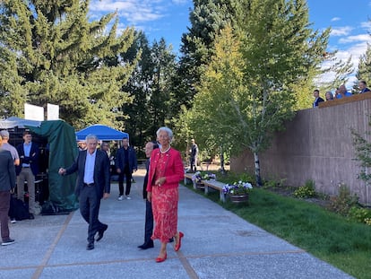 El presidente de la Reserva Federal, Jerome Powell, la presidenta del Banco central Europeo, Christine Lagarde, y, tras ella, el gobernador del Banco de Japón, Kazuo Ueda, este viernes en Jackson Hole (Wyoming).