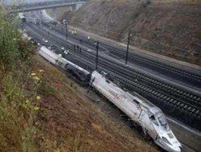 Estado en el que qued&oacute; el tren Alvia que cubr&iacute;a la ruta entre Madrid y Ferrol tras descarrilar muy cerca de Santiago de Compostela.