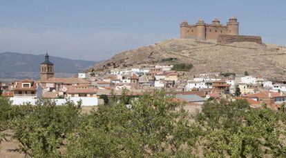 Una vista del pueblo de La Calahorra con su castillo al fondo.