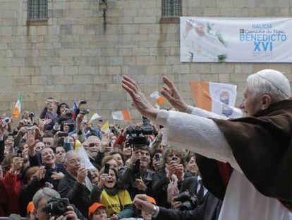 El Papa, vestido de peregrino, saluda a las personas congregadas en la plaza de la Quintata, en Santiago de Compostela