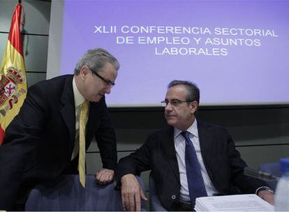 Javier Orduña (izquierda) conversa con el ministro de Trabajo, Celestino Corbacho, el pasado junio.