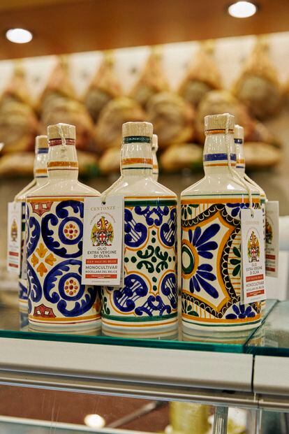 Selection of Blue Flower ceramic bottles from the Barocco Luxury Centonze line, a piece signed by Sicilian artisans and containing virgin olive oil. 