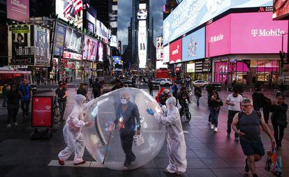 'Performance' artística anónima en Times Square (Nueva York), el pasado 20 de marzo. 
