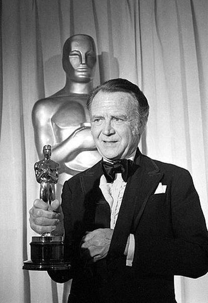 Sir John Mills, tras recoger el Oscar el 15 de abril de 1971.