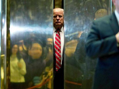 El presidente electo de EE UU, Donald Trump, en el ascensor de la Torre Trump, este lunes. 