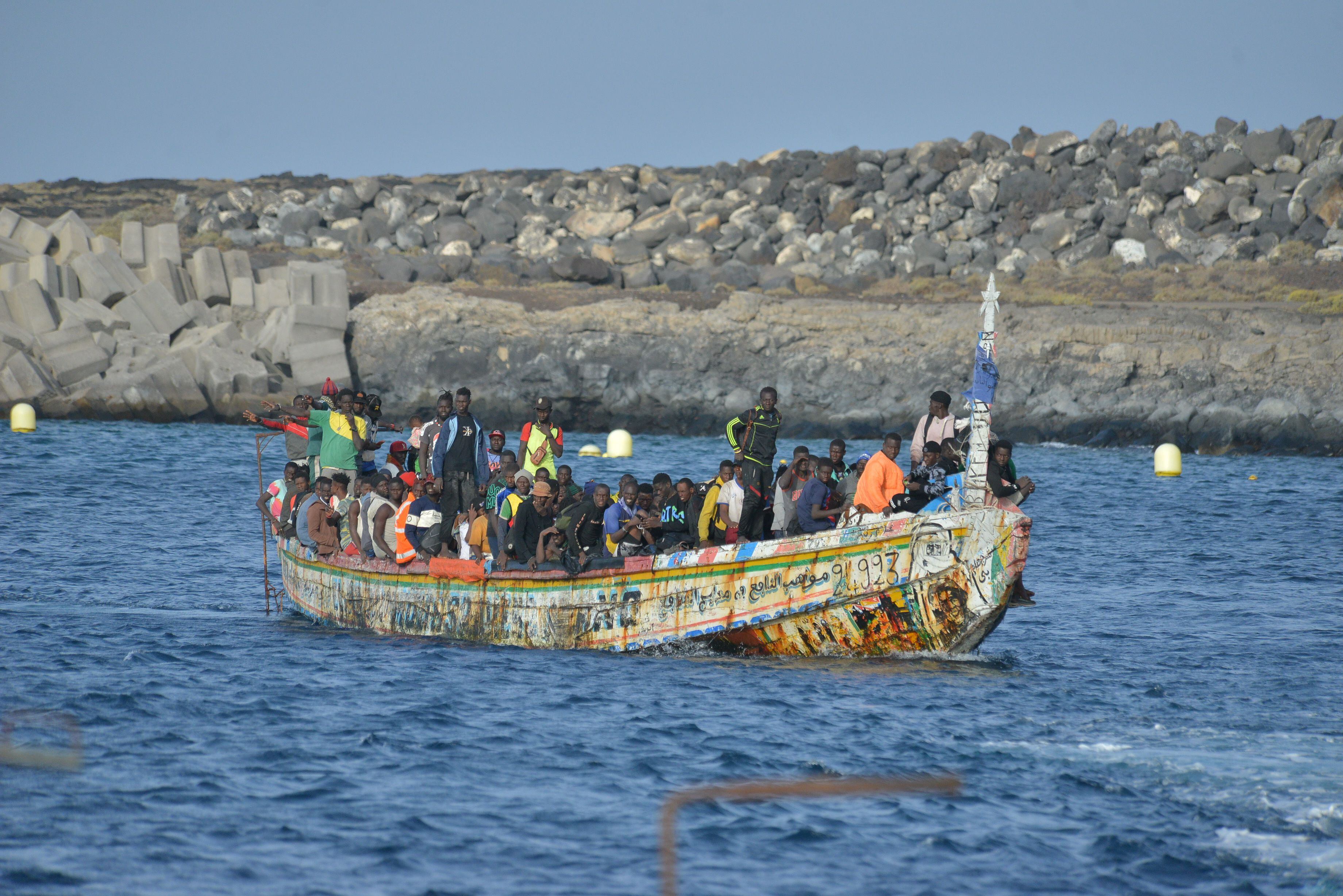 Llegada al puerto de la Restinga de un cayuco rescatado por Salvamento Marítimo, este domingo en El Hierro