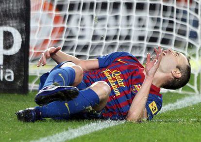 Iniesta, en el césped tras lesionarse.