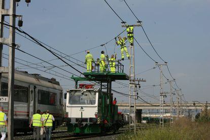 Operarios trabajan a 500 metros de la estación de Tarragona.