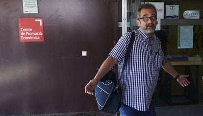 El asesor del comité de huelga de los trabajadores de Eulen, Juan Carlos Giménez, a su llegada a la asamblea.