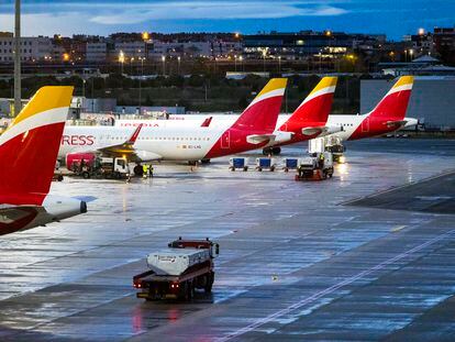 Primer día de huelga de los operarios de 'handling' de Iberia en el aeropuerto de Madrid, este viernes.