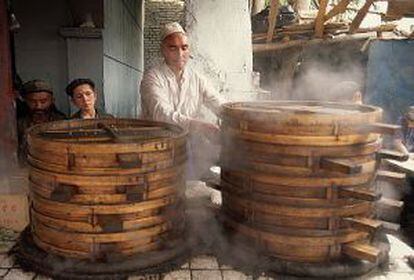 Comida callejera en el mercado dominical de Kashgar (China).