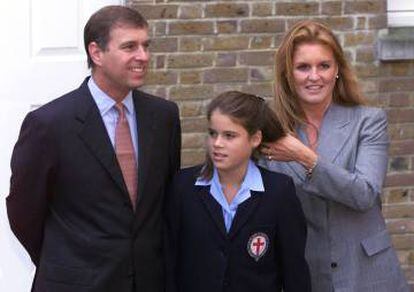 Los duques de York con su hija en 2001, el día que la pricesa Eugenia iniciaba sus estudios en St. Georges School.