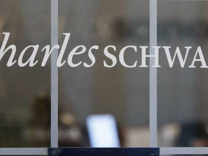 Una sucursal de la firma financiera Charles Schwab en California