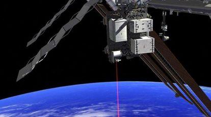 Ilustración de la Estación Espacial Internacional (ISS) con el haz láser del experimento OPALS de comunicaciones ópticas con tierra.