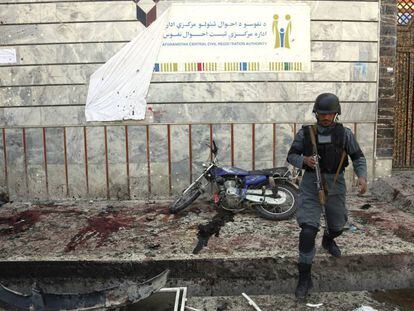 Un agente de policía camina frente al centro electoral donde se produjo el atentado.