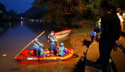 Trabajos de rescate en el río en el que han volcado en China los dos 'barcos dragón'.