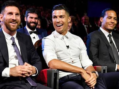 Messi, Cristiano y Van Dijk, en el auditorio del sorteo de la Champions. En vídeo, el jefe de Deportes de EL PAÍS, José Sámano, analiza los enfrentamientos.