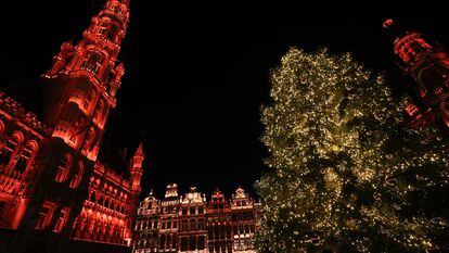 La Grand Place en Bruselas, Bélgica, se ilumina cada Navidad, ofreciendo una de las estampas más reconocibles de estas fechas.